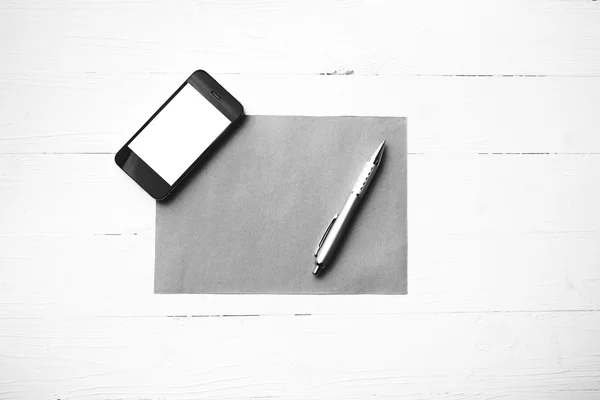 Celular com papel marrom e caneta estilo de cor preto e branco — Fotografia de Stock