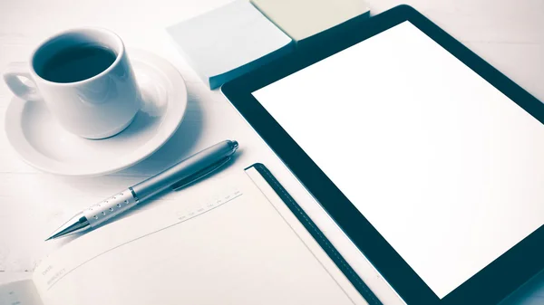 Tablet com notebook e xícara de café estilo vintage — Fotografia de Stock