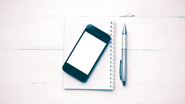 Мобільний телефон з блокнотом і ручкою вінтажного стилю — стокове фото