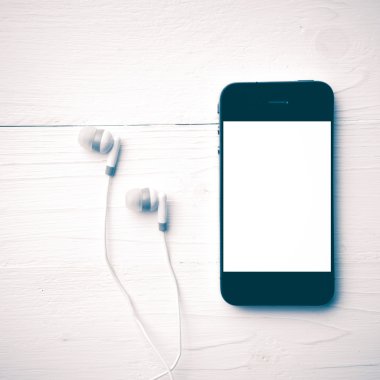 cep telefonu kulaklık vintage tarzı ile