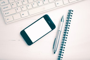 bilgisayar ve cep telefonu ile defter ve kalem vintage tarzı