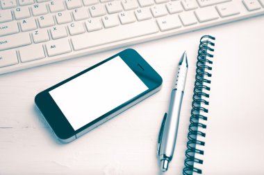 bilgisayar ve cep telefonu ile defter ve kalem vintage tarzı