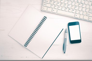 bilgisayar ve cep telefonu ile defter ve kalem vintage tarzı