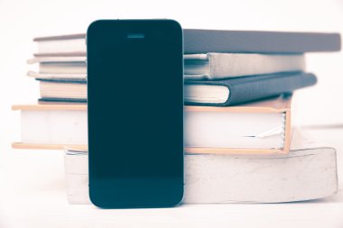 kitap vintage tarzı yığını ile cep telefonu