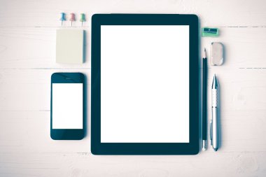 Tablet ve cellphone ile ofis malzemeleri vintage tarzı