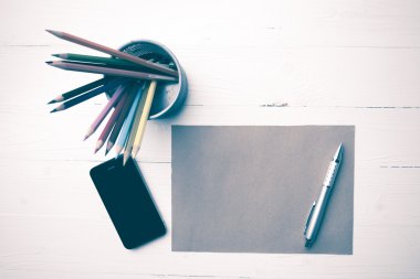 kahverengi kağıt ve kalem vintage tarzı ile cep telefonu