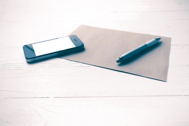 kahverengi kağıt ve kalem vintage tarzı ile cep telefonu