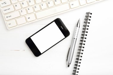 bilgisayar ve cep telefonu ile defter ve kalem