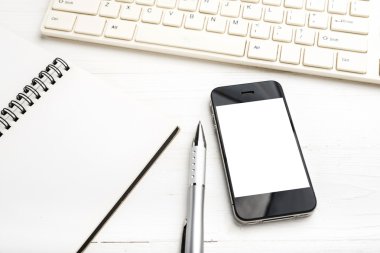 bilgisayar ve cep telefonu ile defter ve kalem