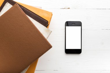 kitap yığını ile cep telefonu