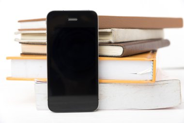 kitap yığını ile cep telefonu