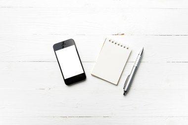 Not defteri ve kalem ile cep telefonu