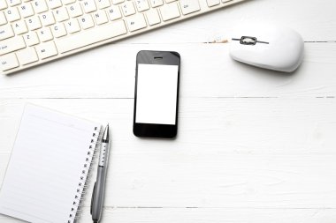 cep telefonu ile bilgisayar ve kahve fincanı