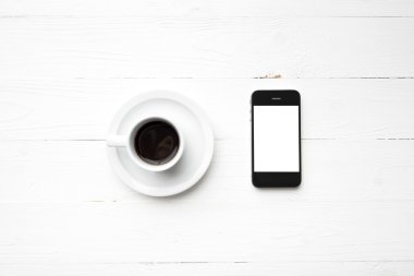 kahve fincanı ile cep telefonu