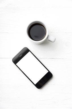 kahve fincanı ile cep telefonu