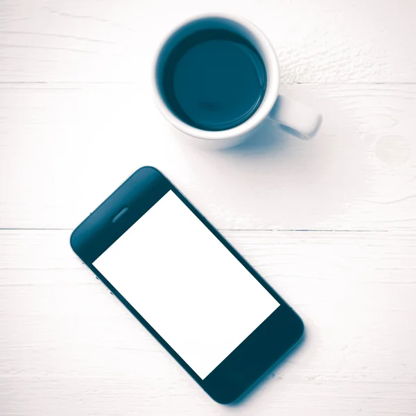 コーヒー カップのビンテージ スタイルの携帯電話 — ストック写真