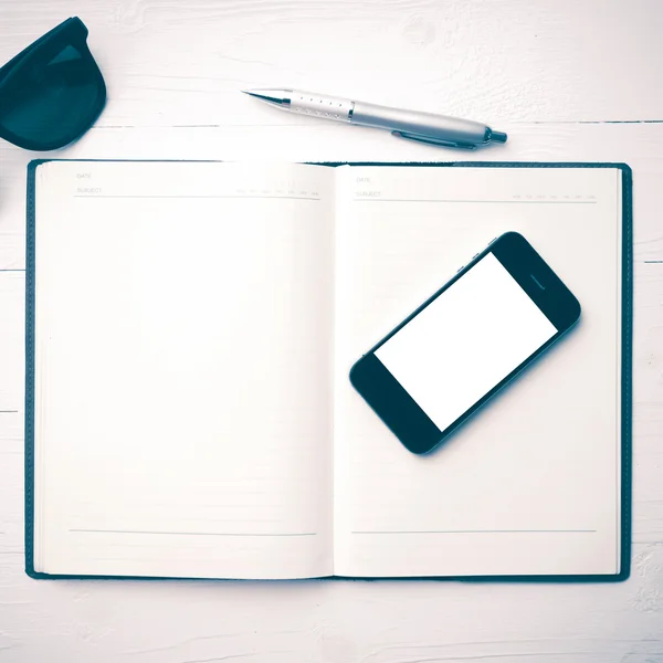ノートブックとサングラスのビンテージ スタイルの携帯電話 — ストック写真