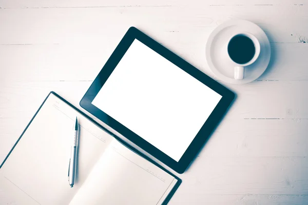 Tablet mit Notizbuch und Kaffeetasse im Vintage-Stil — Stockfoto