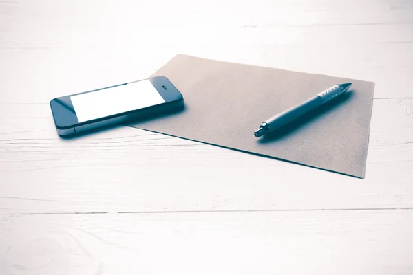 Мобільний телефон з коричневим папером і ручкою вінтажний стиль — стокове фото