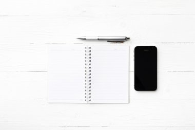 Not defteri ve kalem ile cep telefonu
