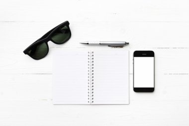 Not defteri ve kalem ile cep telefonu