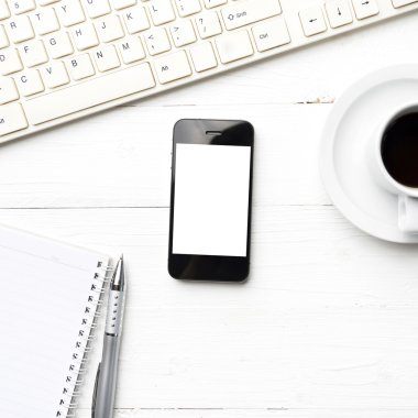 cep telefonu ile bilgisayar ve kahve fincanı