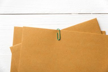 Yeşil ataş ile kahverengi kağıt