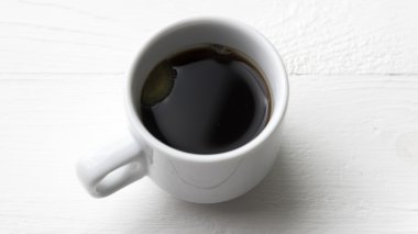 kirli kahve içerken beyaz