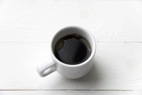 Брудна кава над білим — стокове фото