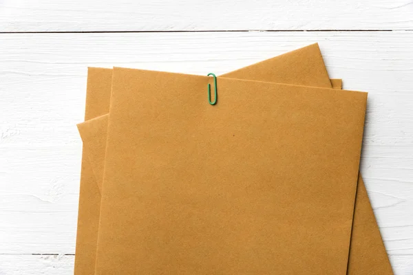 Braunes Papier mit grüner Büroklammer — Stockfoto