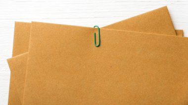 Yeşil ataş ile kahverengi kağıt