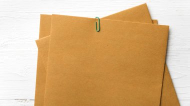 Yeşil ataş ile kahverengi kağıt