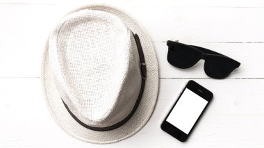 şapka güneş gözlüğü ve akıllı telefon