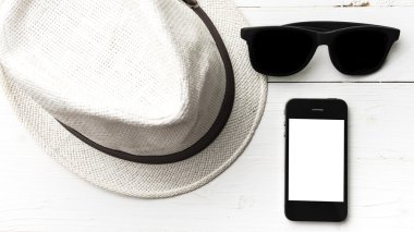 şapka güneş gözlüğü ve akıllı telefon