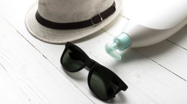 şapka güneş gözlüğü ve vücut losyonu