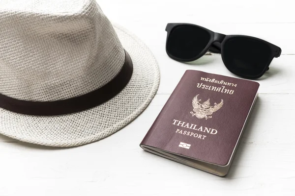 Gafas de sol sombrero y pasaporte — Foto de Stock