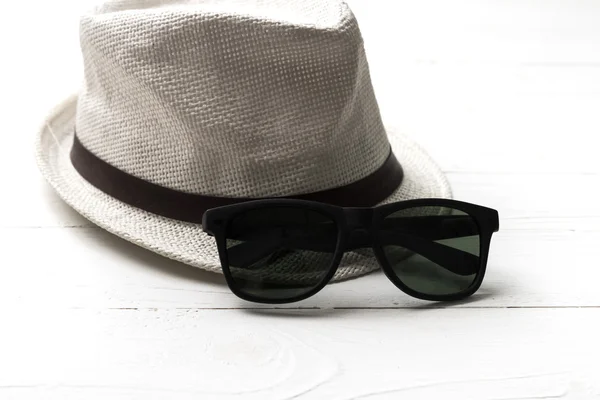 Шляпа и солнечные очки — стоковое фото