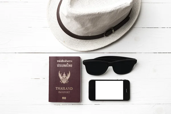 Chapéu óculos de sol telefone inteligente e passaporte — Fotografia de Stock