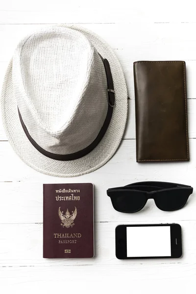 Hat solglasögon smart telefon och pass — Stockfoto