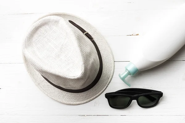 Gafas de sol sombrero y loción corporal —  Fotos de Stock