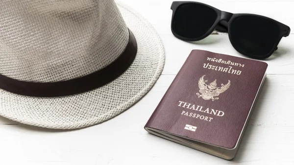 Gafas de sol sombrero y pasaporte — Foto de Stock