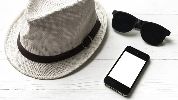 Chapéu óculos de sol e telefone inteligente — Fotografia de Stock