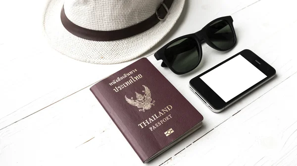 Chapéu óculos de sol telefone inteligente e passaporte — Fotografia de Stock