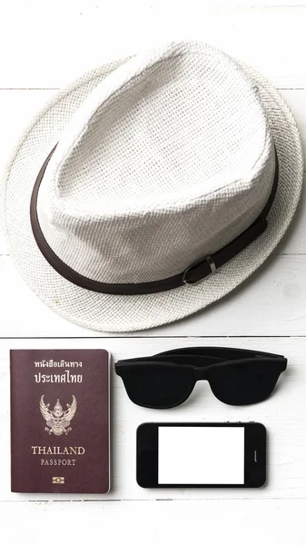 Occhiali da sole cappello smart phone e passaporto — Foto Stock