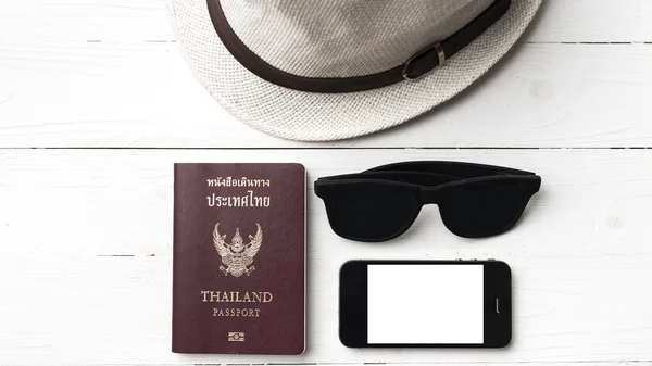 Gafas de sol sombrero teléfono inteligente y pasaporte — Foto de Stock