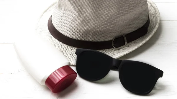 Gafas de sol sombrero y loción corporal —  Fotos de Stock