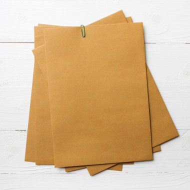 Yeşil ataş ile kahverengi kağıt