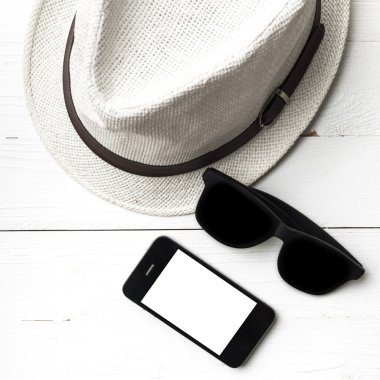 şapka güneş gözlüğü ve akıllı telefon