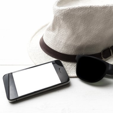 şapka güneş gözlüğü ve akıllı telefon