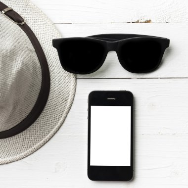 şapka güneş gözlüğü ve akıllı telefon